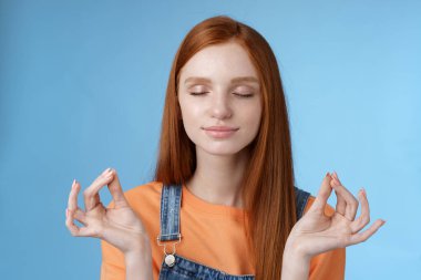 Sakin ol, sakin ol, sakin ol, sakin ol, sakin ol, mutlu ol, gülümse, gülümse, sevinç duy, el kaldır, nilüfer yap, yoga yap, nefes al, mavi arka plan.
