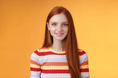 Sevimli, arkadaş canlısı, kendine güvenen, zeki, kızıl saçlı, başarılı, kendine güvenen, şanslı, neşeli, neşeli, turuncu arka planda takılan, eğlenceli hikayeleri dinleyen bir kız öğrenci.