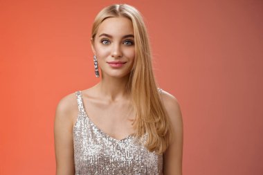 Dost canlısı, çekici, zarif, sarışın, uzun saçlı, gümüş renkli, şık elbiseli, güler yüzlü, eğlenceli, dinleyen, sohbet eden, romantik randevuya çıkan erkek arkadaş ilginç sohbetler eder.