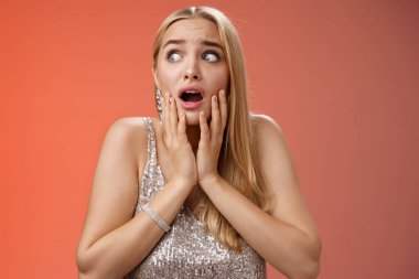 Korkmuş kız paniği korkmuş, korkudan titreyen, güvensiz, yanaklara dokunan, yan yan bakan, soluk soluğa kalmış korkmuş, gergin bir şekilde bekleyen yardım bekleyen, endişeli kırmızı arka plan.