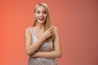 Şen şakrak sarışın güzel bir kadının parti sırasında konuşmasına şaşıyorum. Gülümsüyorum. Kameraya bakıyorum, eğleniyorum.