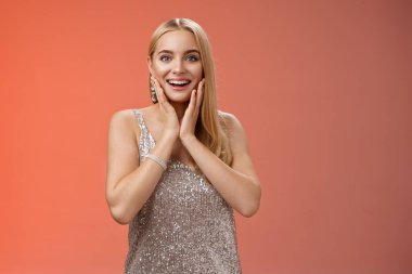 Şaşaalı, muhteşem kız arkadaş şaşırttı şaşırtıcı, göz kamaştırıcı, göz kamaştırıcı, göz kamaştırıcı, utangaç, hayret verici, inanılmaz cömert bir hediye, güler yüzlü kırmızı arka plan.