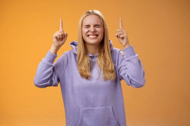 Umut dolu sarışın kız öğrenci dua ederek birincilik ödülünü kazanıyor. Hayallerinin gerçekleşmesini umuyor. Şansı yaver gidiyor.