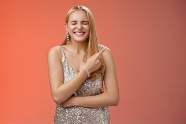 Çekici, mutlu, neşeli, sarışın bir kız, lüks bir partiye katılıyor. Ünlü, kendini şanslı hissediyor, neşeli, kapalı gözler, sağ üst köşeden neşeyle işaret ediyor. Keyfini çıkarın.