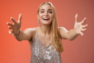 Hoş, hoş, genç, sarışın bir kadın sarılmak istiyor. Kameraya yaklaş, kollarını uzat. Sarıl, sarıl, sarıl, gülümse.