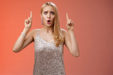 Üzgün, kasvetli, mızmız, gümüş renkli, şık elbiseli, mızmız, kaşlarını çatan, üzgün, üzgün, mutlu, kıskanç erkek arkadaş satışı yapan, üzgün, kırmızı arka planda duran kız.