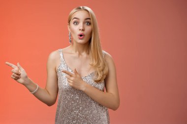 İlgi çekici, çekici, çekici, çekici, sarışın, Avrupalı, gümüş renkli, şık elbisesi olan, neşeli, konuşan, kameralı, geniş gözlü, erkek arkadaşından dans etmesini isteyen kız.