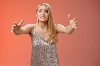 Saplantılı eski kız arkadaş, geniş gözler, çılgın daracık dişler, öne doğru eller, sonsuza kadar sıkıca tutunmak, gümüş elbiseli çılgın kırmızı arka plan, yapışkan kız sarılmak, sarılmak, sarılmak istiyor.