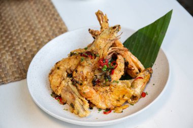 Galic ve biber şekerli karides kızartması. Tayland yemeği.