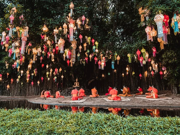 Monges budistas sentam-se meditando Sob a luz da bela lanterna de papel anualmente no templo Wat Pan Tao — Fotografia de Stock