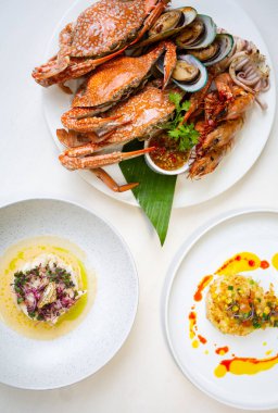 Beyaz masa üzerinde Tayland deniz ürünleri popüler menü seti.