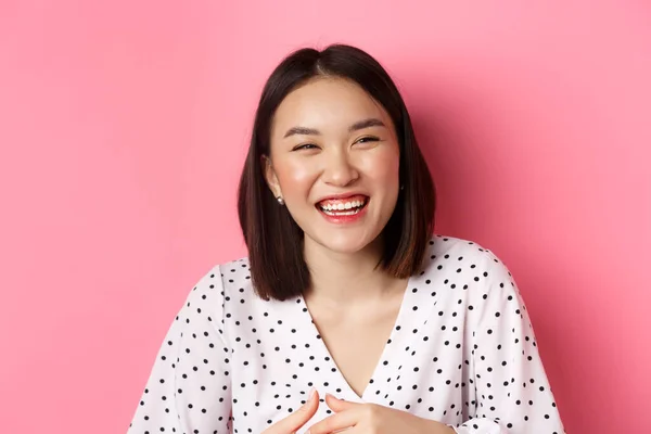 아름다움 과 생활 양식의 개념. 웃고 즐기는 행복 한 동양 여성의 근접 사진, 핑크 색 배경 위에 서서 — 스톡 사진