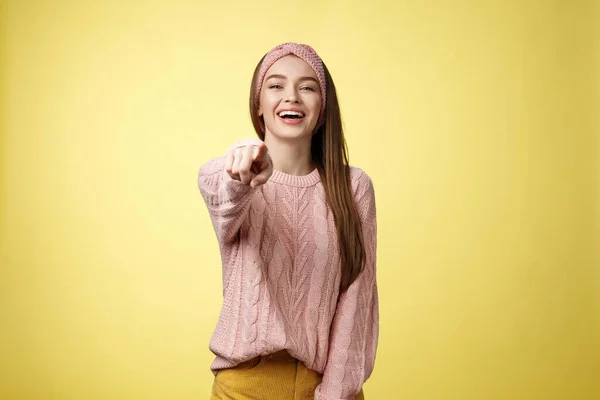 Geamuseerd charmant teder jong europees vriendin spottend plezier van iemand wijzend vinger naar camera lachen over grappige situatie, grinniken, spottend tegen gele achtergrond — Stockfoto