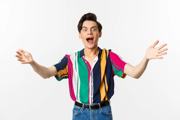 Amazed funny guy spread hands sideways and screaming of excitement, reaching for what he wants, standing over white background — Stock Photo, Image