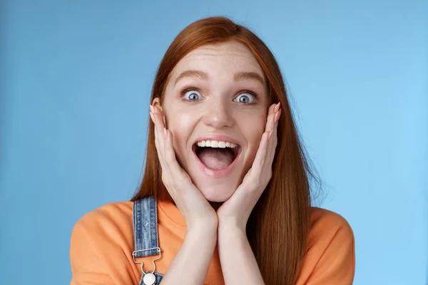 Impressed excited overwhelmed young redhead girlfriend fan screaming thrilled express afection adore awesome music band yelling happily reacting surprised astonished, standing blue background — Stock Photo, Image