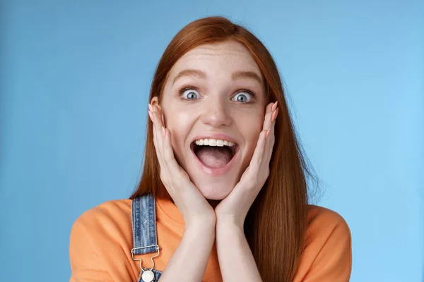 Impresionado emocionado abrumado joven pelirroja novia fan gritando emocionado expreso afección adoro impresionante banda de música gritando feliz reaccionando sorprendido sorprendido, de pie fondo azul —  Fotos de Stock