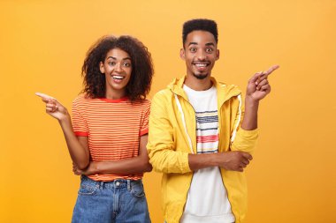 Hangisi doğru söylüyor. Neşeli ve cana yakın bir çift, Afro-Amerikan kadın sol ve koyu tenli adamı işaret ediyor kameraya geniş bir gülümsemeyle tavsiye veriyor ama birbirleri ile aynı fikirde değiller.