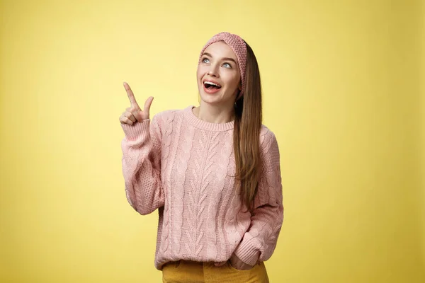 알몸의 스웨터를 입은 유럽의 젊고 매력적 인 젊은 여성은 웃으며 턱을 떨어뜨리는 즐거움을 선사했다. — 스톡 사진