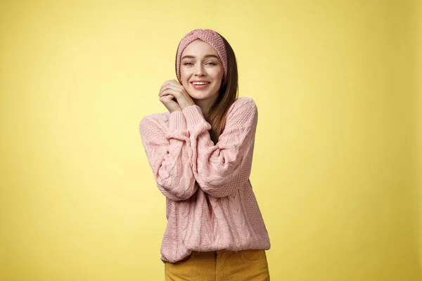 Alegre glamour joven bastante europeo hembra en rosa acogedor diadema de punto, suéter apoyado en las manos presionando palmas de las manos juntos tonto ver lindo animal, sentir placer compasión, emociones tiernas — Foto de Stock