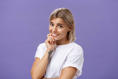 İstediğini almak için sevimli bir yüz ifadesi takınan bir kız. Çekici, hassas, bronzlaşmış tenli, aptal bir ifade takınan, alt dudağına dokunan, parmaklarıyla flört eden ya da iyilik isteyen bir kız arkadaş.