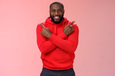 Mutlu, sakallı, farklı tarafları işaret eden yakışıklı erkek arkadaş. Sol elini uzat. Mutlu bir şekilde gülümse.