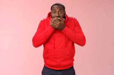 Şaşırmış bir şekilde nefes nefese kalmış Afro-Amerikalı adam hayret verici dedikodulara kulak misafiri oldu. Basının ağzı açık kaldı.