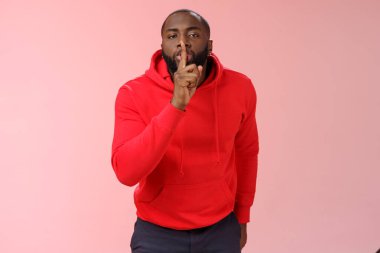 Bu bir tabu. Kırmızı kapüşonlu kapüşonlu sakallı, seksi, seksi, seksi, Afro-Amerikan sakallı bir adam. Dudaklarında şşşş işaret parmağı var.