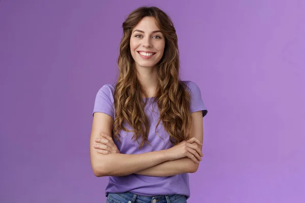 Profissional confiante hábil fotógrafo feminino freelancer pronto foto competição cruz mãos peito motivado postura assertiva sorrindo amplamente confiante próprias habilidades ficar fundo roxo — Fotografia de Stock