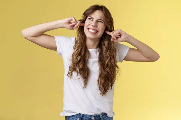 Irritado descontente irritado encaracolado de cabelos cacheados linda menina sorridente fazer rosto irado olhar para cima irritado ruído comutação de vizinhos acima apertar os dentes plugue dedos indicador ouvidos odeio música alta tocando — Fotografia de Stock