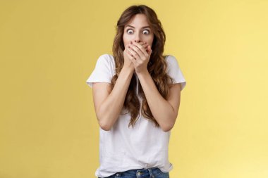 Şok olmuş, nutku tutulmuş, afallamış tatlı kız korkunç bir dedikodu öğreniyor. Kocaman, etkileyici bir söylenti patlak gözler şaşkın şaşkın ağzı açık, nefes nefese kalmış dudaklar şaşırtıcı bir dedikoduyu fark ediyor.