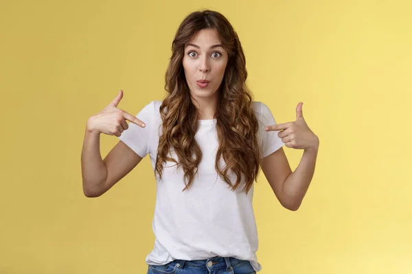 Olha só. Impressionado surpreendido bonito maravilhado europeu menina apontando dedos centro cópia espaço branco t-shirt dobrável lábios divertido espantado incrível promo grande chance olhar você câmera — Fotografia de Stock