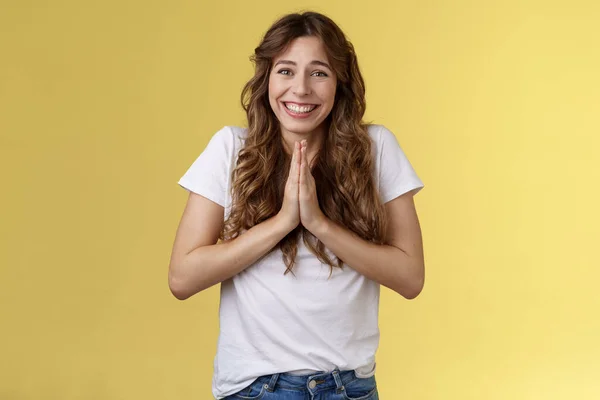 Menina esforço grato agradecendo coração de fundo caro apreciar ajuda sorrir encantado alegremente fazer gesto namaste segurar palmas juntas rezar súplica sorrindo espero pedir favor — Fotografia de Stock