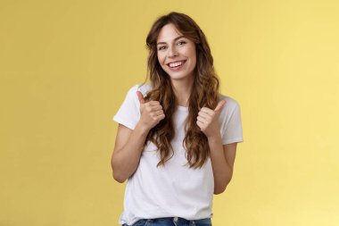 Destekliyorum. Neşeli, pozitif, sevimli kıvırcık saçlı Avrupalı kız, jest eğilimi gibi onayını göster.