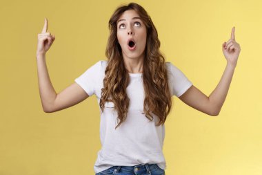 Göz kamaştırıcı olmasına imkan yok. Şaşırmış, beyaz, kıvırcık saçlı, uzun saçlı, çenesi düşmüş, şaşkın şaşkın bakan gözler yukarı bakıyor, fotokopi alanını ilginççe gözlemliyor.