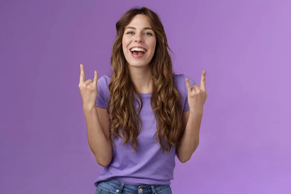 This summer holidays rock. Happy enthusiastic cheerful girl having fun enjoy awesome party weekends smiling broadly say yeah joyful make heavy-metal sign stand purple background amused — Stock Photo, Image
