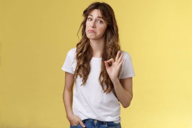 Aslında hiç fena değil. Kız, arkadaşının tasarımına bakıyor. Tamam, güzel jest. Mükemmel tavlama cümlesini kabul eden kadın, onaylama kararı sarı arka plan etkilendi.