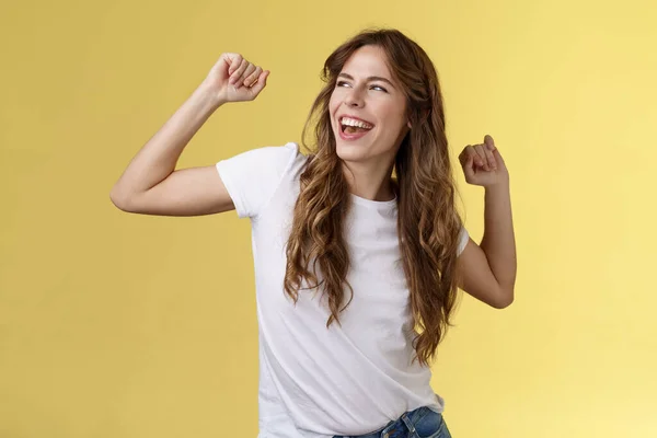 Sí, dejemos atrás los días de verano perfectos. audaz bien parecido feliz carismático joven mujer rizado corte de pelo mirada izquierda complacido sin preocupaciones divertirse levantar las manos hasta la victoria celebratoria ganar el éxito — Foto de Stock