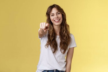 Sana ihtiyacımız var. Neşeli, sevimli, beyaz, hevesli kız arkadaşı kamerayı gösterip ekibine katılmasını istiyor. Gülümsüyor, gülümsüyor. Büyük çaba sararmış arka planda duruyor.