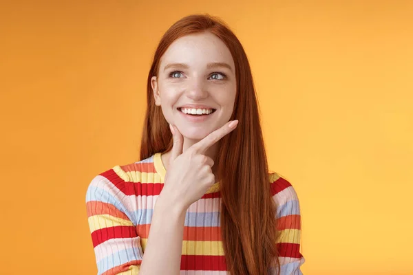 Creatief tevreden slimme roodharige meisje kreeg een uitstekend idee raken kin glimlachen over het algemeen blij goed denken kijken linksboven denken nadenken verzonnen keuze wilt implementeren plan — Stockfoto