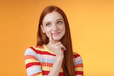 Mutlu, narin, kızıl saçlı, 20 'li yaşlarda, gülümseyen üniversite öğrencisi. Lezzetli bir dilim pizzanın hayalini kuruyor, dudağına dokunuyor, hayal kuruyor, hayal kuruyor, sol üst köşedeki arzulara bakıyor.