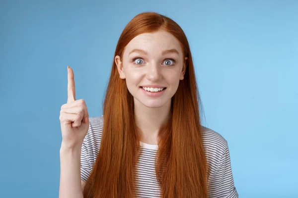 女孩提出了很好的建议想出个好主意举起食指尤利卡得到了它的手势微笑兴奋的想和大家分享计划团队讲话看着相机兴奋的心情，站在蓝色的背景上 — 图库照片