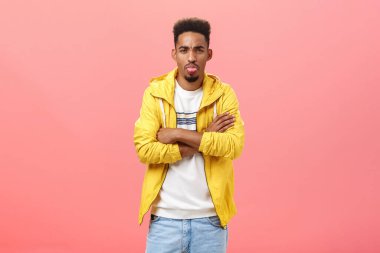 Seninle konuşmayacağım, kaba çocuk. Sevimsiz Afro-Amerikan erkek sakallı, saçlarını taramış, dilini uzatmış pembe duvarın üstünde tatmin olmamış bir şekilde el ele tutuşmuş.