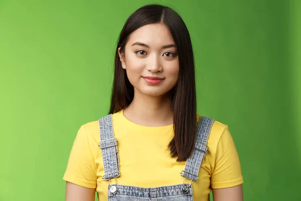 Taille freundlich fröhlich Teenager asiatische College-Mädchen stehen grünen Hintergrund, lächeln schön, sehen zart amüsiert, haben entspannte lockere Gespräche, packen Dinge Sommerreise — Stockfoto