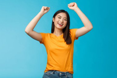 Neşeli, iyimser, sevimli Asyalı kız, el kaldırıyor, yumruk tokuşturuyor, zaferi kutluyor, en iyi takımı destekliyor, gülümsüyor, herkese destek oluyor, gol atıyor, başarıya ulaşıyor, zafer kazanıyor.