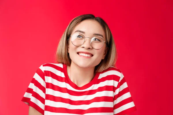 Alegre tonto lindo asiático novia no puede esperar espectáculo novio b-día presente sonriendo ampliamente emocionado mirar lejos ponderando, pensando en agradable feliz momento, soñando soporte rojo fondo —  Fotos de Stock