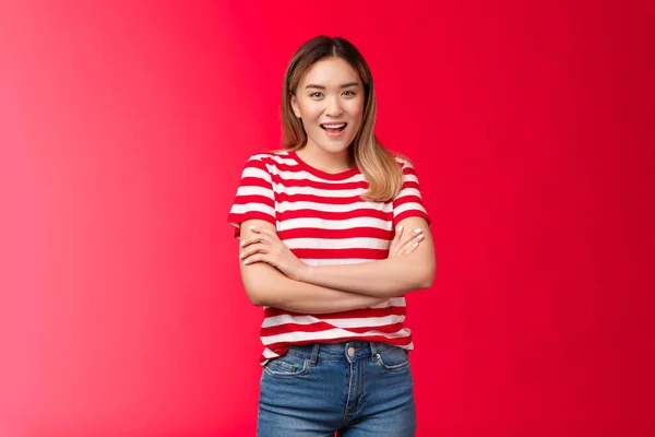 Joyeux mignon asiatique blond fille avide d'attente piscine fête vacances d'été ami chalet, tenir la main croisée poitrine rire enthousiaste souriant, s'amuser, profiter des vacances, fond rouge — Photo