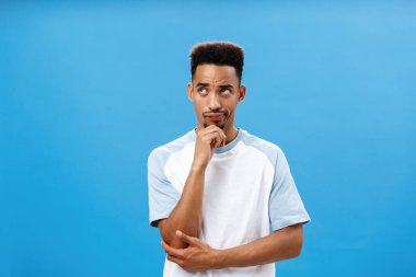 Yaratıcı erkek iş arkadaşı şüpheli fikirleri duymaktan hoşlanmaz. Hayal kırıklığından sırıtarak sol üst köşeden hoşnutsuz ve şüpheli bir şekilde çene üzerinde el ele dolaşırlar.