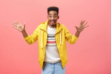 Caz elleri her zaman modadır. Hevesli, karizmatik, esmer, sakallı, afro saçlı, avuçlarını kaldıran ve neşeli bir şekilde arkadaşlarına gülümseyen çekici bir adamın portresi.