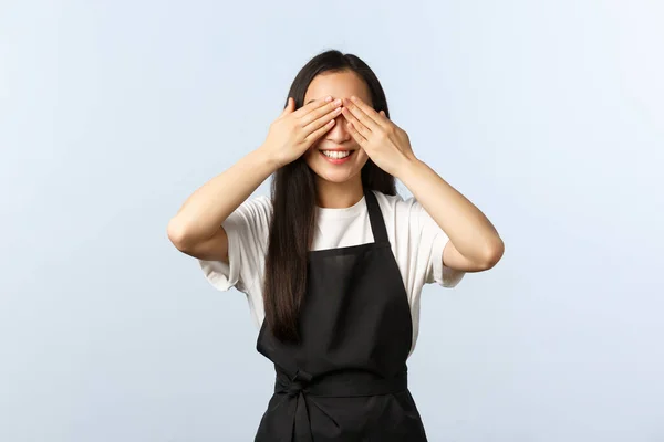 Café, pequenas empresas e conceito de startup. bonito jovem ásia feminino barista no preto avental café pessoal esperando para surpresa com fechado olhos sorrindo antecipando branco fundo — Fotografia de Stock