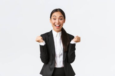 Rahatlamış kadın ofis müdürü, başarılı iş kadını hedefe ulaşın, kazanın ve sevinin, yumruk tokuşturun ve bağırın evet tatmin olun, beyaz arka plan